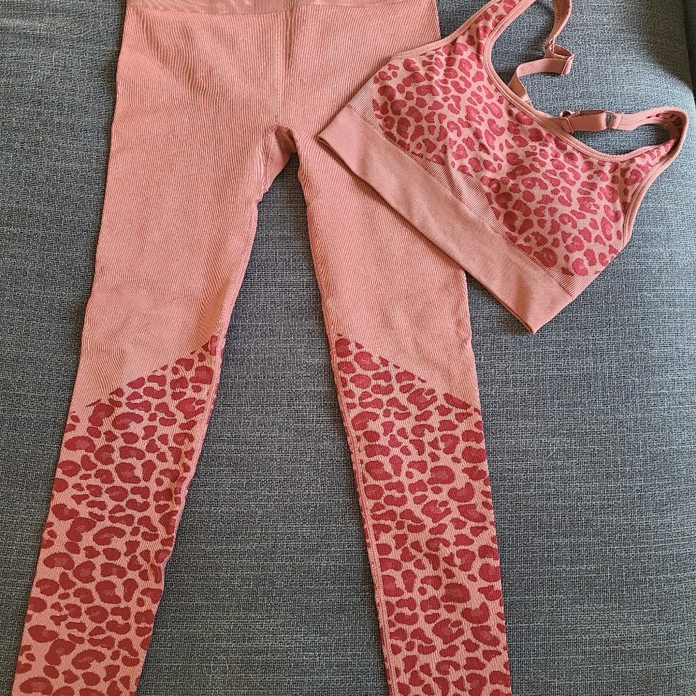 Fabletics Leopard Set - Picture 2 of 4